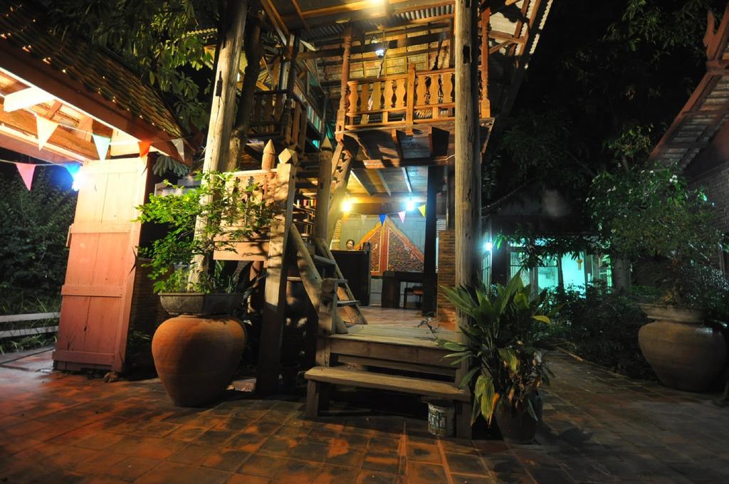 Ayutthaya Bouchic Hostel Exterior foto