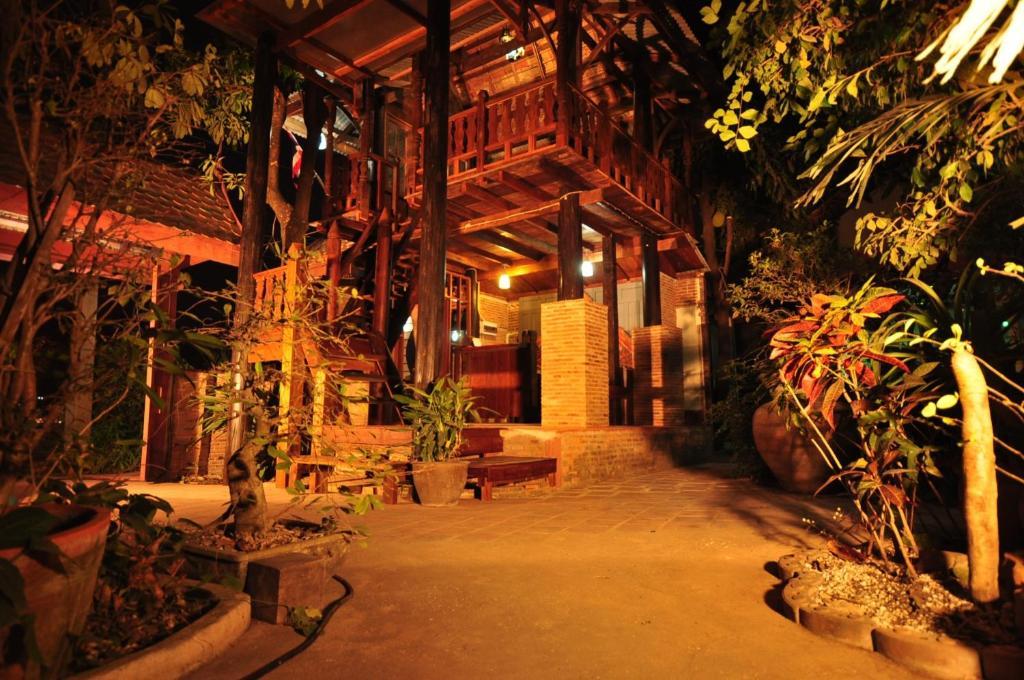 Ayutthaya Bouchic Hostel Exterior foto