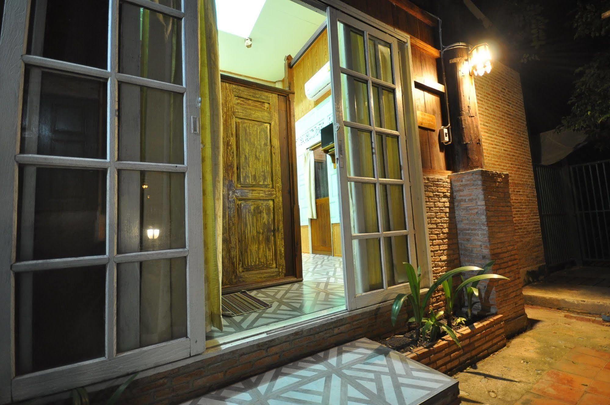 Ayutthaya Bouchic Hostel Exterior foto