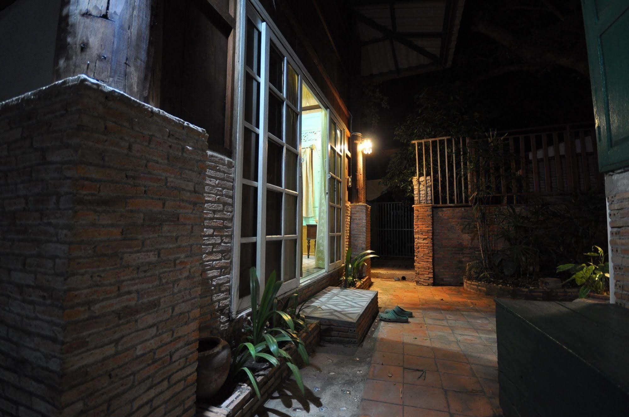 Ayutthaya Bouchic Hostel Exterior foto