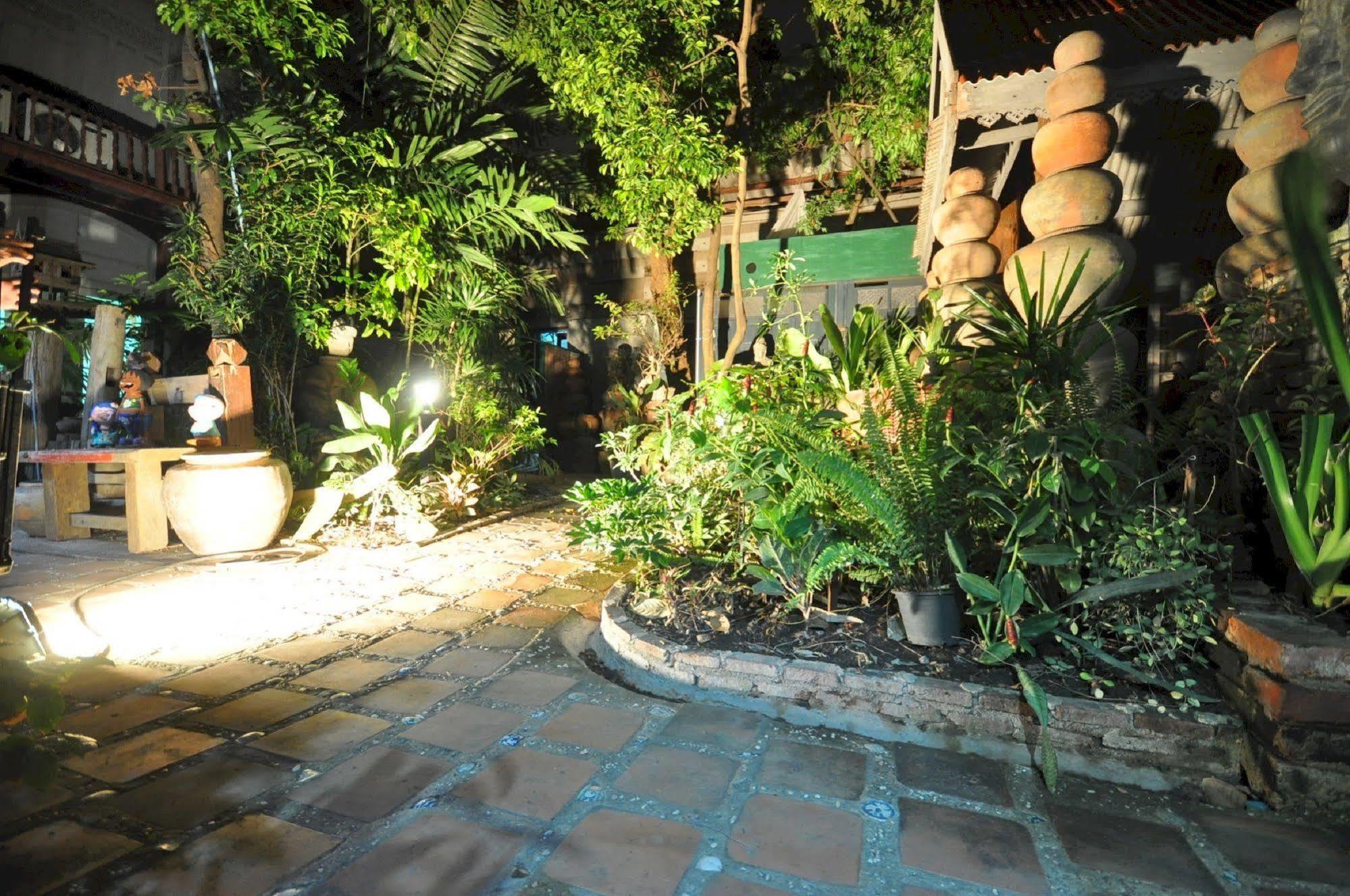 Ayutthaya Bouchic Hostel Exterior foto