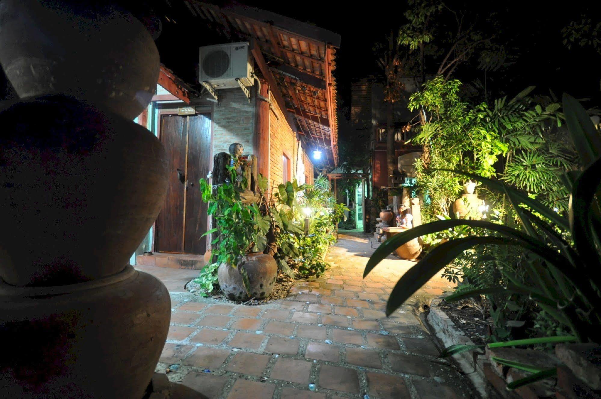 Ayutthaya Bouchic Hostel Exterior foto