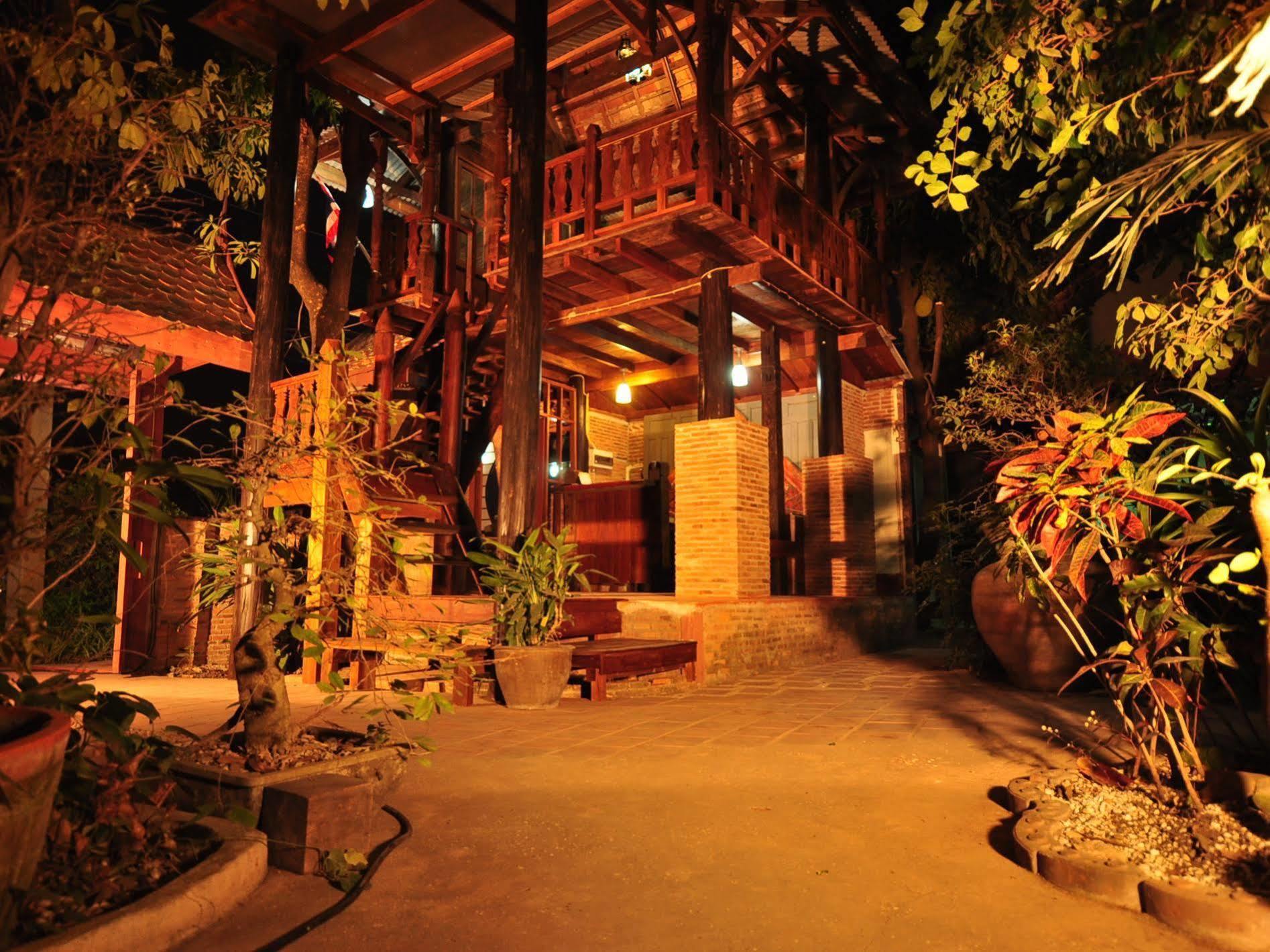 Ayutthaya Bouchic Hostel Exterior foto